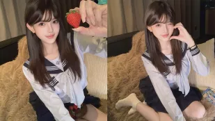 约操高颜值学妹深喉舔食按在床上深插不停