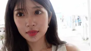 FC2PPV-2132144 身穿白色连衣裙的可爱美女漫步在沙滩上