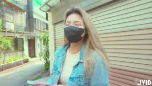 直播中被肉棒敲头的肉感直播主就这样被现场加价开始了一场及时性爱实境秀