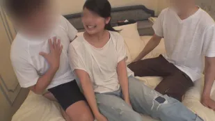 [无码]FC2PPV-935904 原本要玩3P结果却变成4P