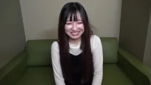 FC2PPV-3875377 一名看起来像业余爱好者的长黑发女子