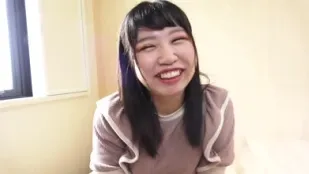 FC2PPV-3102466 看起来可爱清纯的少女是个十足的荡妇